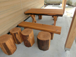 古い家の解体で出た材料を使って作ったテーブル、ベンチ、丸太の椅子です。