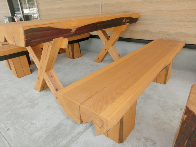 古い家の解体で出た材料を使って作ったテーブル、ベンチ、丸太の椅子です。